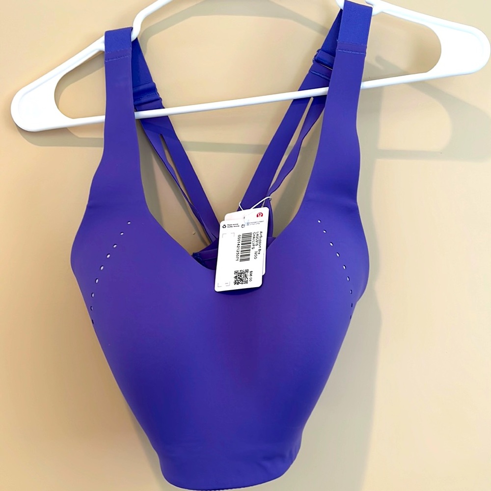 Lulu lemon air support bra, NWT this bra is sized 32DD